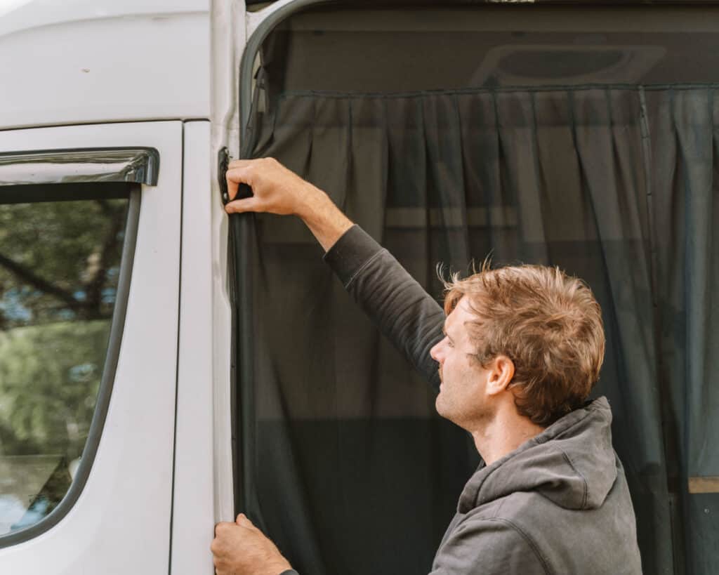 Living in a bubble magnetic screen being connected with magnetics on the side 