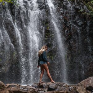 Dani under Ellinjaa falls on rocks