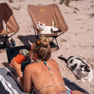 Dani with the cats at Perlubie beach