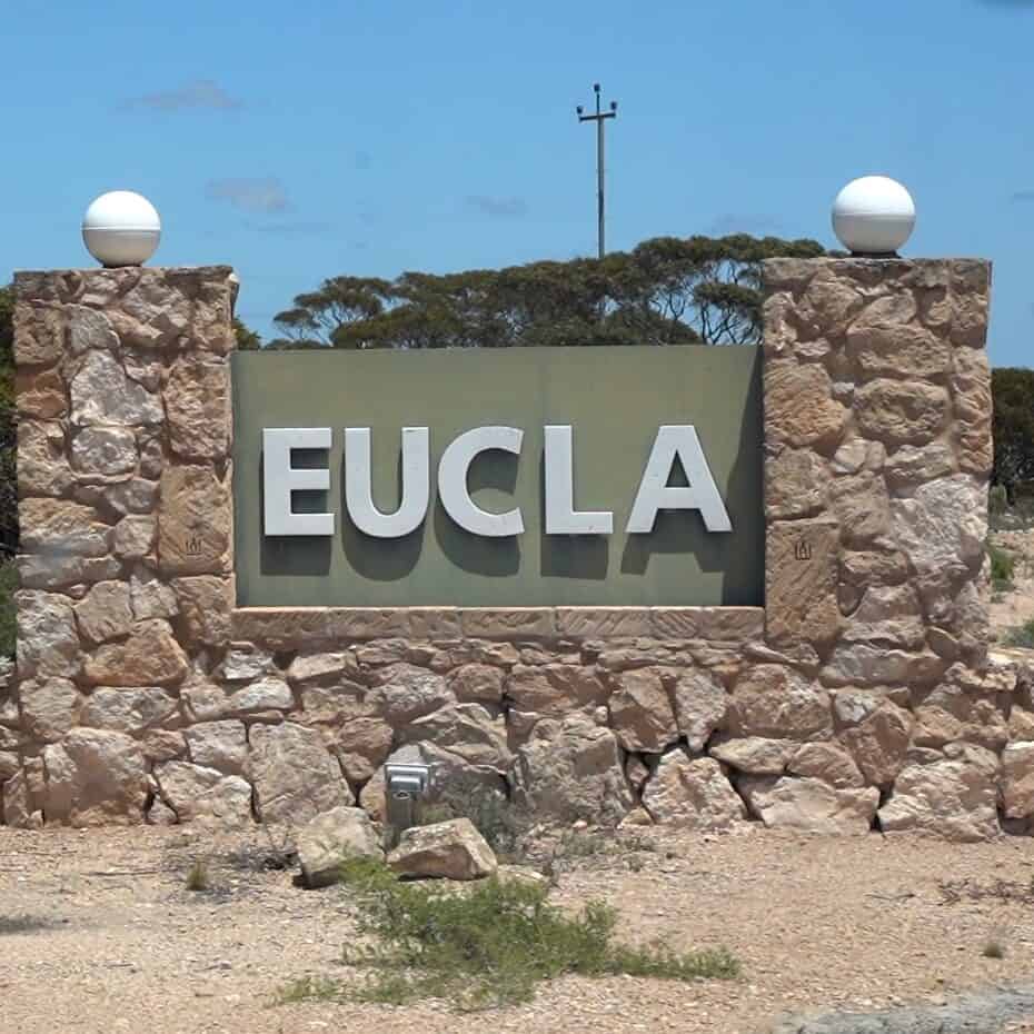 Eucla sign at the entrance of the town. A giant sign saying EUCLA in between 2 stone poles. 