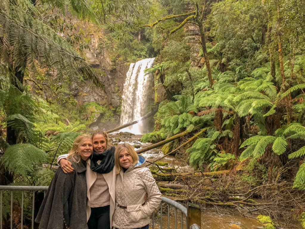Dani, her mom and her aunty standing at the end of the viewing platform in Hopetoun Falls surrounded by lush and green vegetation
